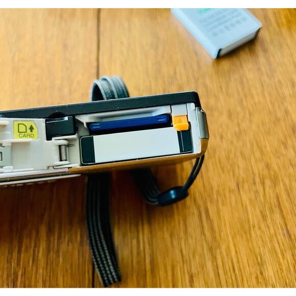 Vintage Nikon Coolpix S70 12.1 MP w card 3 Battery & Charger Excellent - Picture 6 of 8